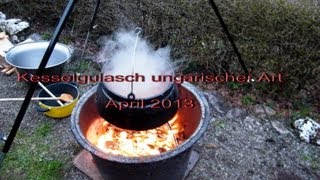 Kesselgulasch ungarischer Art über einem Feuer  Zubereitung Zutaten  April 2013 HD [upl. by Amjan]