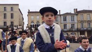 Fête des bœufs gras à Bazas  danse du salut et échassiers quotLous de Bazatsquot [upl. by Brandon]