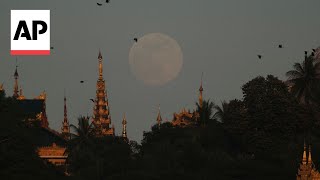 Watch the supermoon rises over Myanmars capital Naypyitaw [upl. by Xavier]