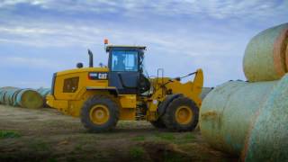 Nuevas palas pequeñas Cat serie M para trabajos de agricultura y ganadería [upl. by Yentyrb]