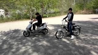 garelli 50 vs kymco fever zx 50 wheelie [upl. by Ahsimit]