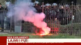 Parlamenti në flakë protestuesit e opozitës hedhin kapsolla drejt policisë [upl. by Witte]