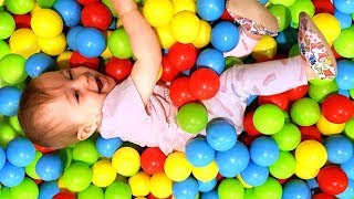 Video con i giocattoli Giochi per bambini con le bambole Le palline colorate [upl. by Fia817]