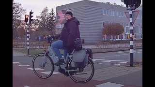 Fietser door rood en auto vliegt ervoor [upl. by Atirahs]