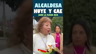 Alcaldesa huye de vecinos y se cae al piso [upl. by Nesyla983]