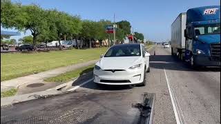 PRESO PELO CARRO Tesla ACABA 100 a Bateria e motorista fica TRANCADO DENTRO do Carro [upl. by Mientao469]