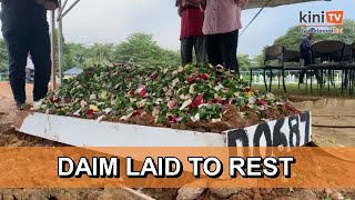 Daim Zainuddin laid to rest at Bukit Kiara Muslim Cemetery [upl. by Yank]