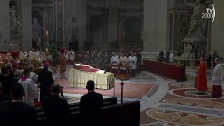 Benedetto XVI traslazione e rito arrivo salma del Papa emerito nella Basilica vaticana [upl. by Anaerdna]