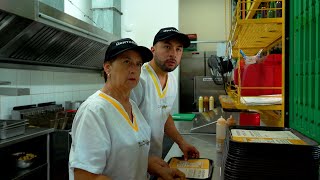 CUANDO TRABAJAS EN UN RESTAURANTE  LOS MONTAÑEROS [upl. by Ayaros721]