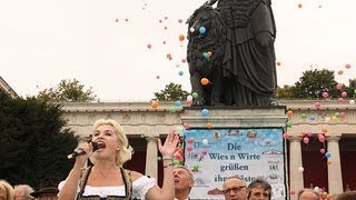 Kriemhild Siegel singt die Bayernhymne  Standkonzert der WiesnKapellen Oktoberfest 2013 [upl. by Nazay]