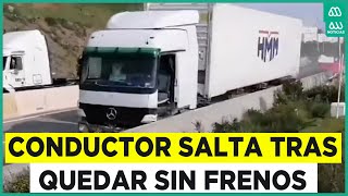 Segundos de terror Camionero salta del vehículo tras quedar sin frenos en plena carretera [upl. by Bromleigh]