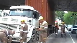 Carreteiro Burro Entala em Viaduto de São Paulo [upl. by Edijabab198]