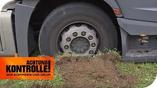 LKW auf AutobahnParkplatz fest gefahren  Der ADAC hilft  Achtung Kontrolle  kabel eins [upl. by Lledyr916]