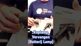 Koplamp Vervangen Batterij Lamp Voor Zicht en Veiligheid op de Weg fietsenmaker fietsreparatie [upl. by Nyrb]