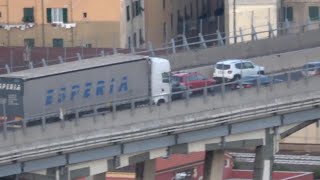 Genova crollo ponte Morandi i mezzi abbandonati dagli automobilisti in fuga [upl. by Eirellav]