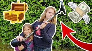 CHASSE AU TRÉSOR AVEC UN DÉTECTEUR DE MÉTAUX DANS NOTRE JARDIN  SÉRIE 2 VLOG en français [upl. by Hearn70]