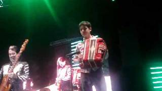 mi sobrino tocando con los tigres del norte [upl. by Ydnab701]