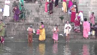 INDIA Varanasi Ganges rituelen vóór zonsopkomst [upl. by Akirehs]