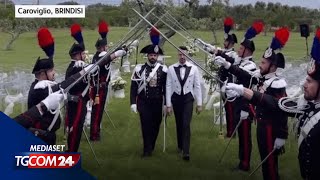 Carabiniere sposa il compagno in alta uniforme picchetto donore per la coppia [upl. by Shena]