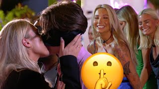 Tjejerna tar chansen att kyssa sina drömpartners under quotkiss and guessquot i Love Island Sverige 2023 [upl. by Yrahk197]