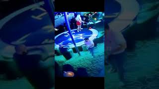 ladron atrapado tras robar a bailarina sus propinas en un bar de copas y ser verse por CCTV [upl. by Allina209]