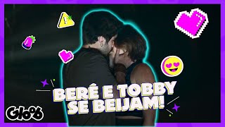 BERÊ E TOBBY SE BEIJAM PELA PRIMEIRA VEZ NO ACAMPAMENTO 😍  ACAMPAMENTO DE MAGIA  Mundo Gloob [upl. by Linette]