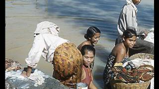 Jakarta 1952 Kali Besar anak gadis mencuci [upl. by Buhler]