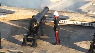 Rito dello sparo del cannone a La Valletta MALTA [upl. by Teahan]