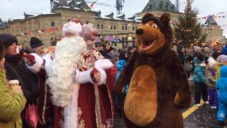 Ded Moroz amp Snegurochka Singing in Red Square [upl. by Ymereg]