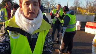 Béarn  les gilets jaunes bloquent les entrées du siège du Crédit Agricole à Serres Castet [upl. by Angelo412]