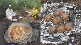 माती लावून आरात उकडुन घेतलेल्या देशी अंड्याचं झणझणीत कालवण  Village Cooking  Egg Curry Recipe [upl. by Ycnaffit545]