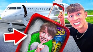 KLEINER JUNGE verschickt sich per KOFFER im FLUGZEUGKLAPPT [upl. by Irisa]