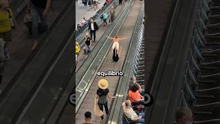 HACIENDO YOGA EN EL AEROPUERTO cc viralhog historias curiosidades épico viral [upl. by Lorraine693]