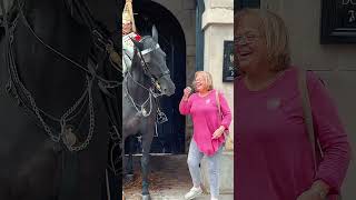 horse buckinghampalace royalhorseguard tourist equestrian londonhorseshow horseguard [upl. by Hoang]