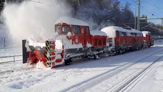 Zug mit Schneefräse Deutsche Bahn im Einsatz in Neustadt im Schwarzwald [upl. by Cheyne986]