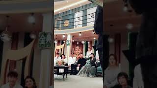 【歌手2018幕後花絮】第12期：華晨宇未免太可愛了吧！洪濤宣布第一輪結果時，二樓有個quot好奇花quot探出了一隻小耳朵👂Hua Chenyu [upl. by Kramnhoj]