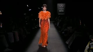 Plumas y el color naranja señas de la propuesta de Isabel Sanchís en MBFWM [upl. by Zusman]