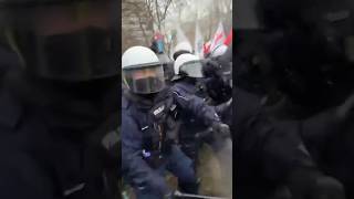 GAZ i PAŁKI na PROTEŚCIE ROLNIKÓW Ostra zadyma są RANNI fakt protest rolnicy policja awantura [upl. by Lidia]