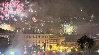 A Salerno esplode il capodanno  fuochi dartificio in tutta la città per festeggiare il 2024 [upl. by Lesoj983]