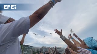 Los fieles de Iemanjá realizan una celebración en honor a esa diosa en Río de Janeiro [upl. by Alicul]