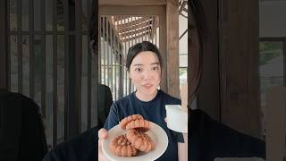 Tips for Eating Yakgwa Have you tried yakgwa koreacafe speakingkorean 한국 약과 카페 studykorean [upl. by Arraet]