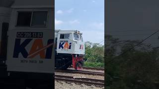 Kereta ngebut keretaapi keretaapiindonesia trending railfans trendingshorts keretaapikita [upl. by Aikkin987]