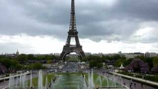 Eiffeltoren in Parijs met fonteinen en uitzicht over de stad Eiffel Tower in Paris France [upl. by Westfall]