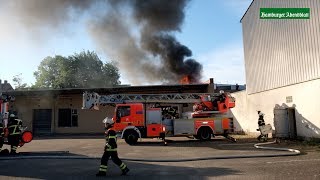 Feuer auf dem Dach einer Lagerhalle [upl. by Sturrock677]