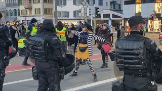 Zürich ZH Polizei löst Sitzstreik auf [upl. by Neeneg]