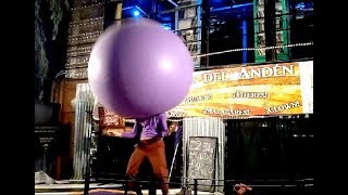 GLOBO GIGANTE 🎈Big balloon Juegos para Niños🌟Videos divertidos Infantiles [upl. by Michaele805]