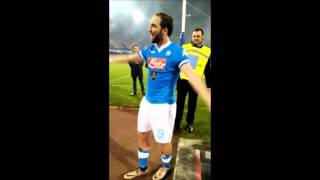 Higuain che canta quotUn giorno allimprovvisoquot sotto la curva B [upl. by Margarethe924]