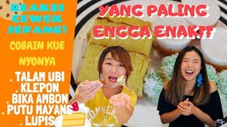 REAKSI CEWEK JEPANG MAKAN KUE JAJANAN PASAR KHAS INDONESIA BIKA AMBON KLEPON KUE NYONYA [upl. by Sivert]