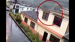 Video captó el momento exacto del derrumbe en Dosquebradas y Pereira [upl. by Tolmach]