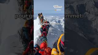 Des embouteillages sur l’Everest ⚠️ 6 alpinistes ont chutés [upl. by Cirdet]